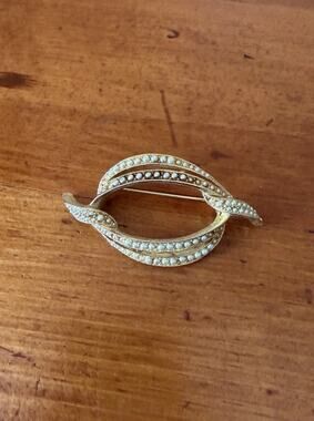 Vintage ART Gold Tone Ribbon Brooch Faux Pearl Swirl Pin Mid Century Jewelry